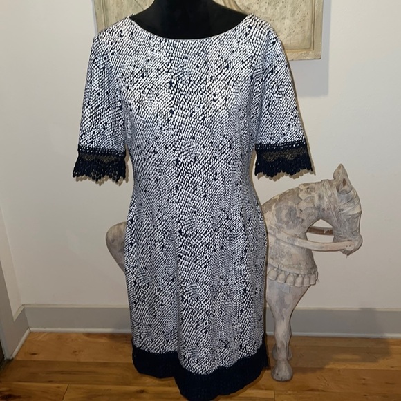 ANTONIO MELANI Dresses & Skirts - Antonio Melani blue white print‎ eyelet lace detail shift dress Sz 10